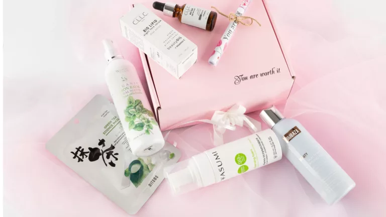 Биологична флорална вода от маточина в you are worth it box за април